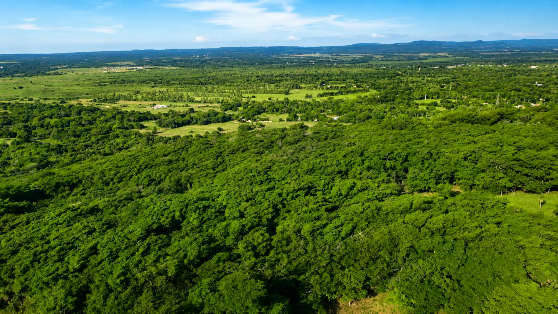 Vista aérea panorámica de Parquealto, barrio cerrado en Ypacaraí con vistas al Lago Ypacaraí, Paraguay
