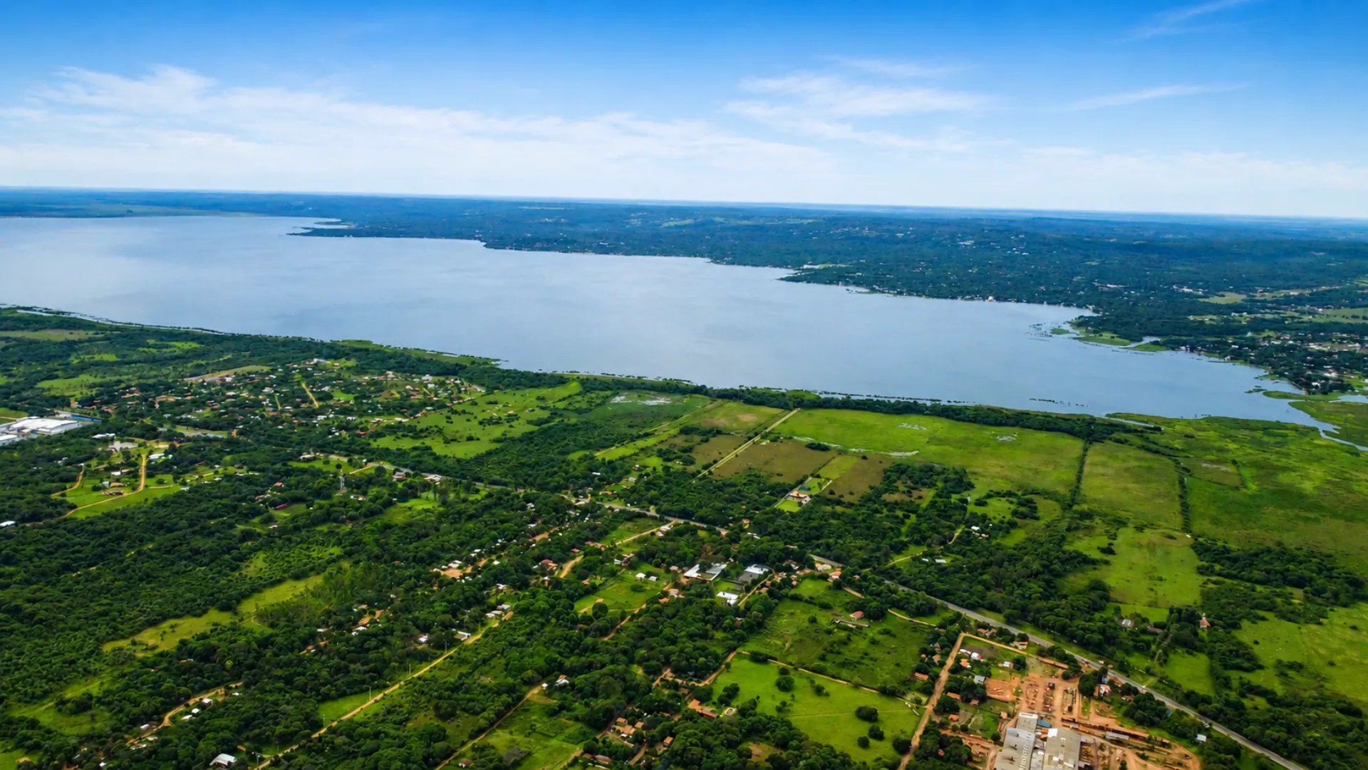 Vista aérea panorámica del Lago Ypacaraí desde Parquealto